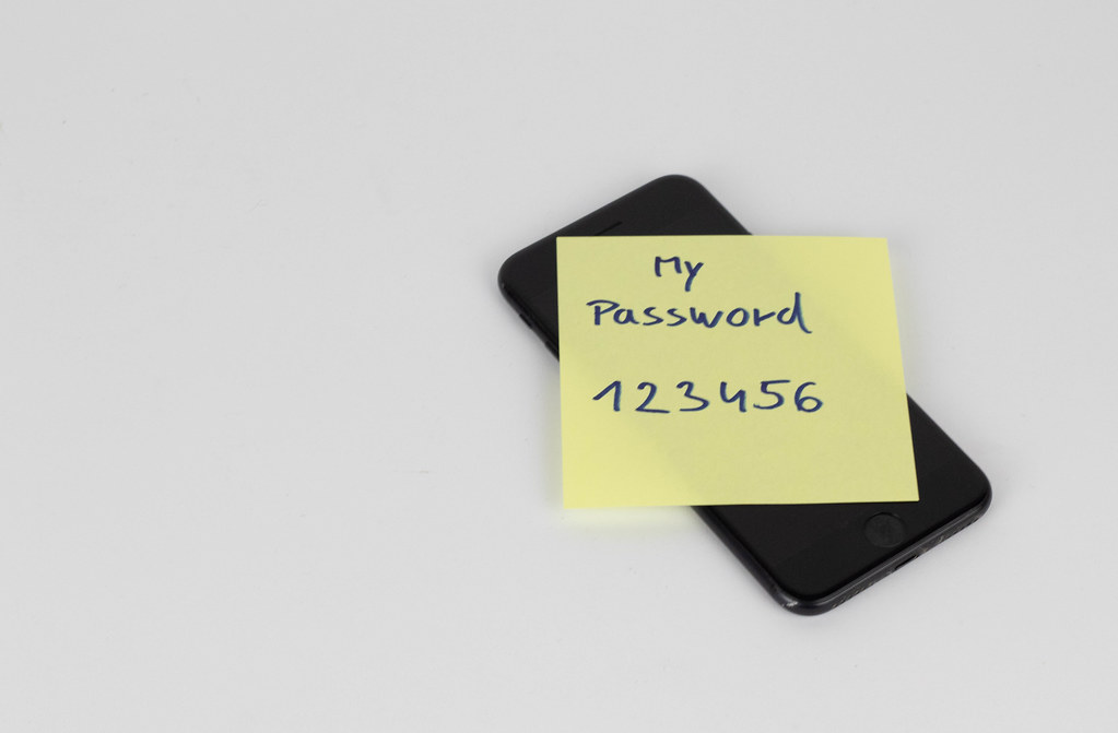 Sebuah note berwarna kuning bertuliskan isi password seseorang